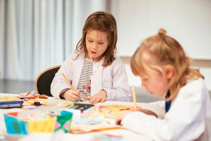 zwei Kinder beim zeichnen