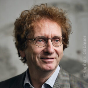 Person Portrait männlich gelesen, weiß, kurze Haare, Brille