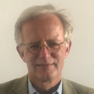Person Portrait männlich gelesen, weiß, kurze helle Haare, helles Hemd, lacht