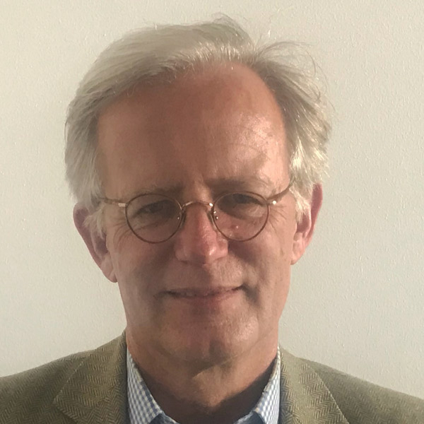 Person Portrait männlich gelesen, weiß, kurze helle Haare, helles Hemd, lacht