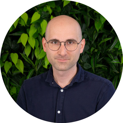 Person männlich gelesen Portrait, weiß, glatze, Brille